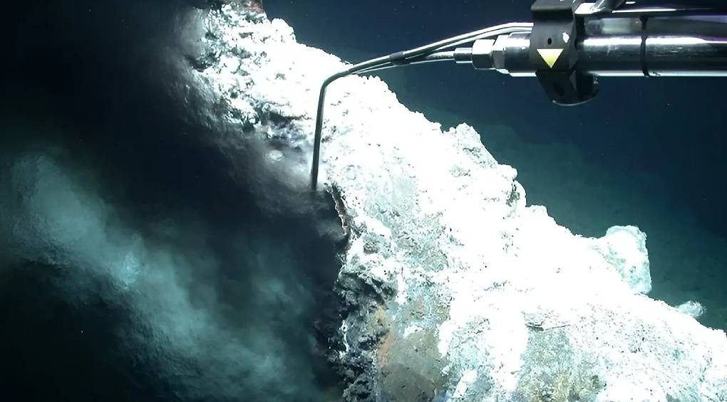 Шокирующее открытие ученых: под Северным Ледовитым океаном кипит жидкость с температурой 300°C