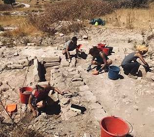 Замурована в стену 4 000 лет назад: на Кипре обнаружили древний монолит с останками жестоко убитой женщины