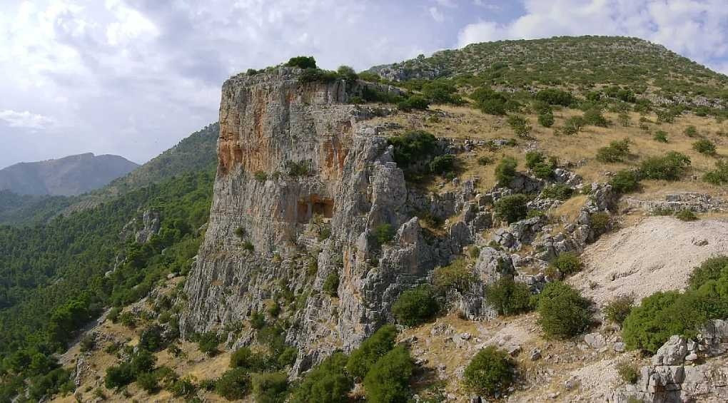 В Испании турист, пытаясь сделать фото для соцсетей, испортил 6000-летние наскальные рисунки