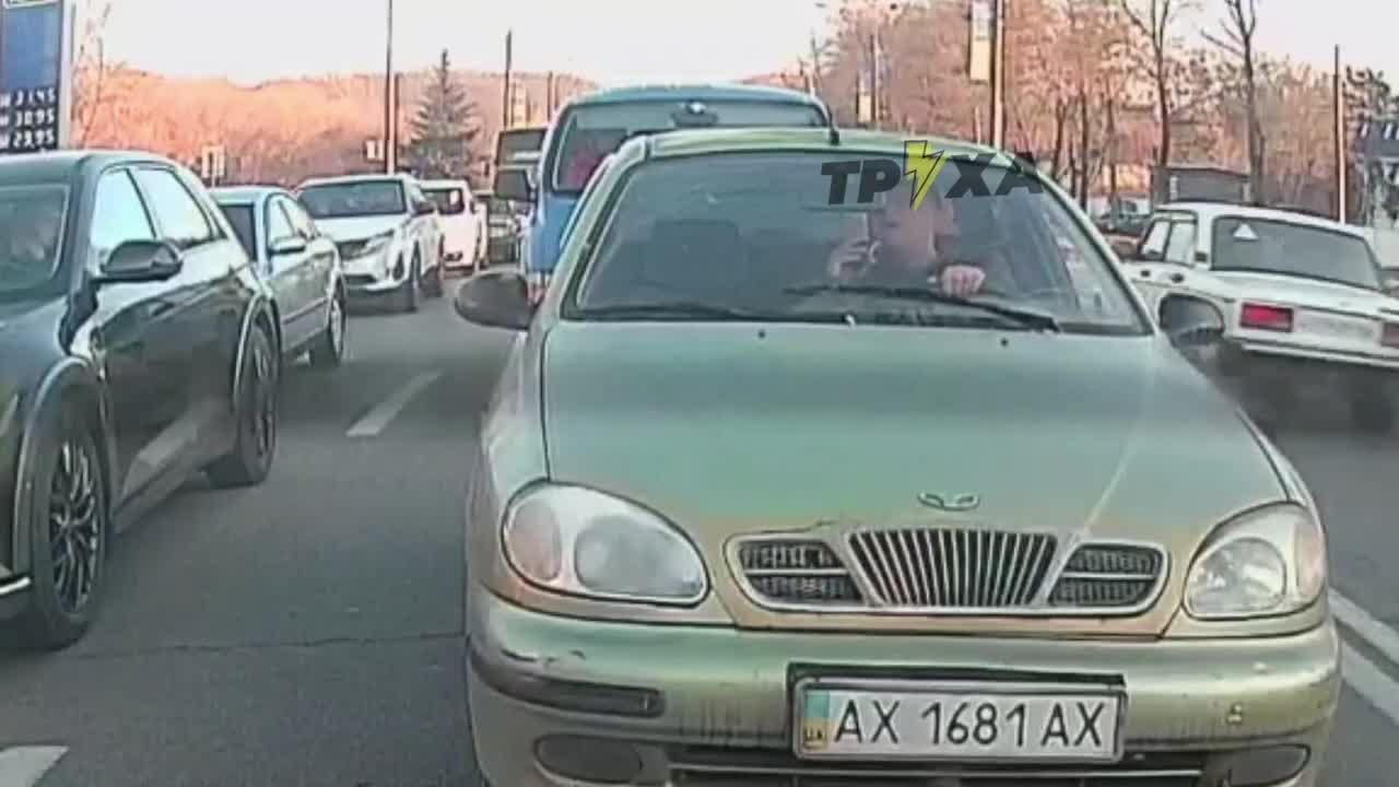 В Харькове мужчина управлял авто и брился