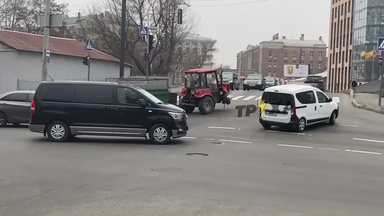 В Харькове трактор 