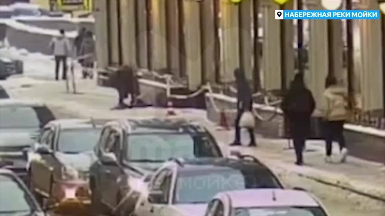 В России глыба льда проломила череп девушке, она впала в кому (видео) —  УНИАН