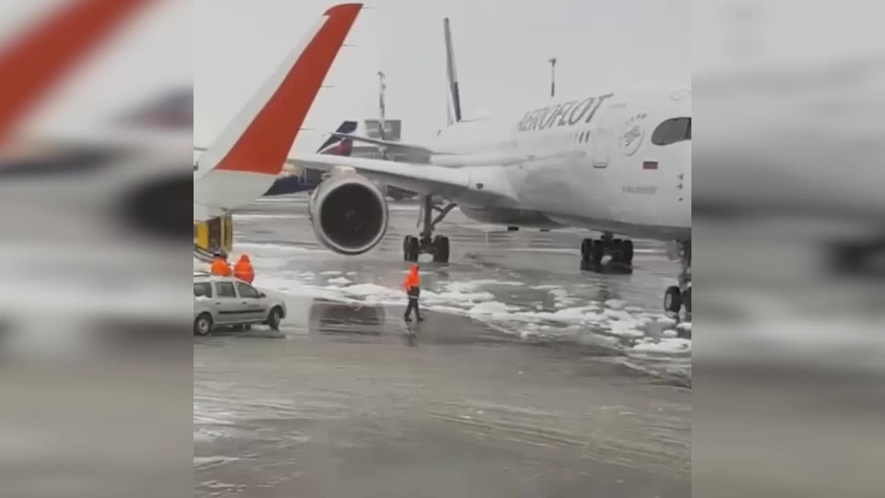 Самолет в Шереметьево перевернул машину