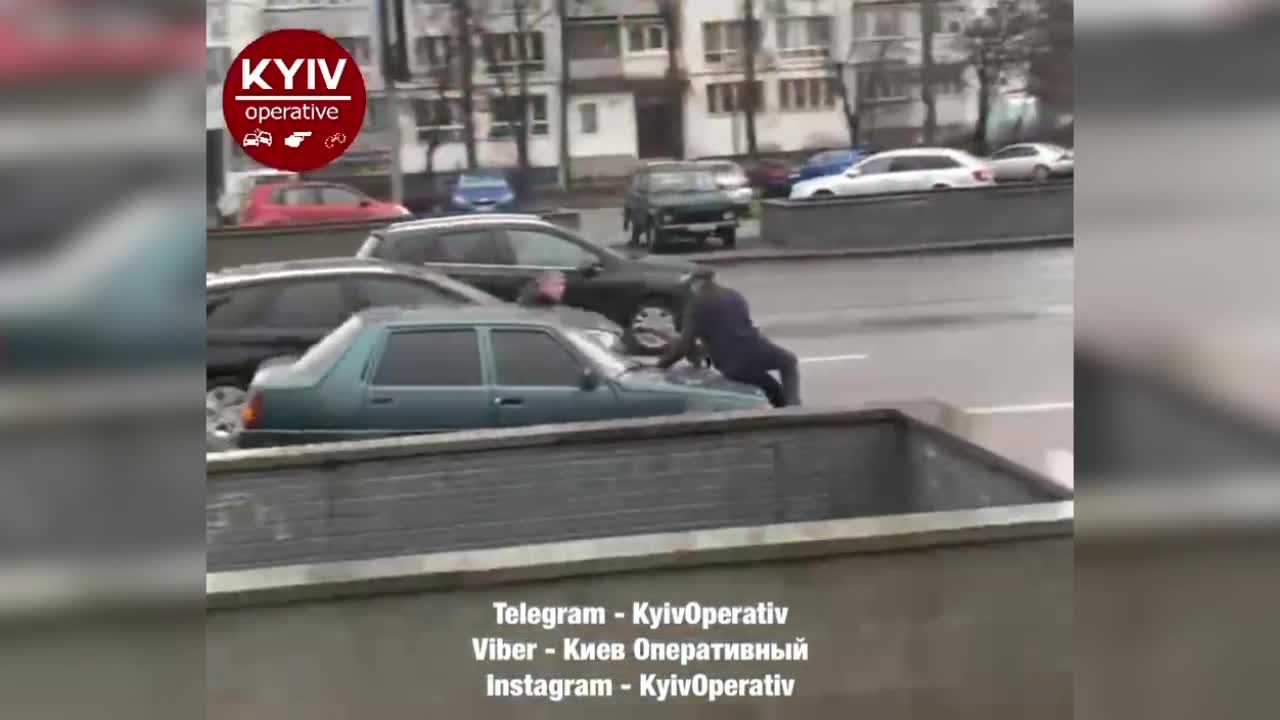 Водитель автобуса в Киеве прыгнул на капот авто нарушителя, чтобы его  остановить