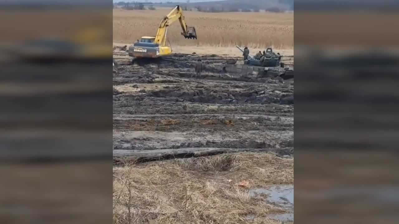 Российский танк погряз в грязи возле Ростова