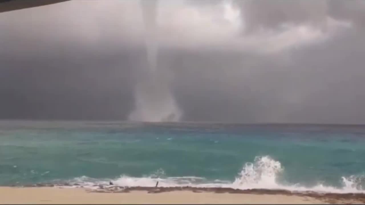 На Кубе заметили редкий водяной смерч