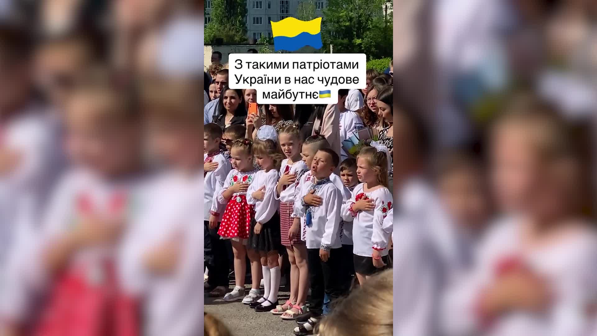 Мальчик поет гимн Украины