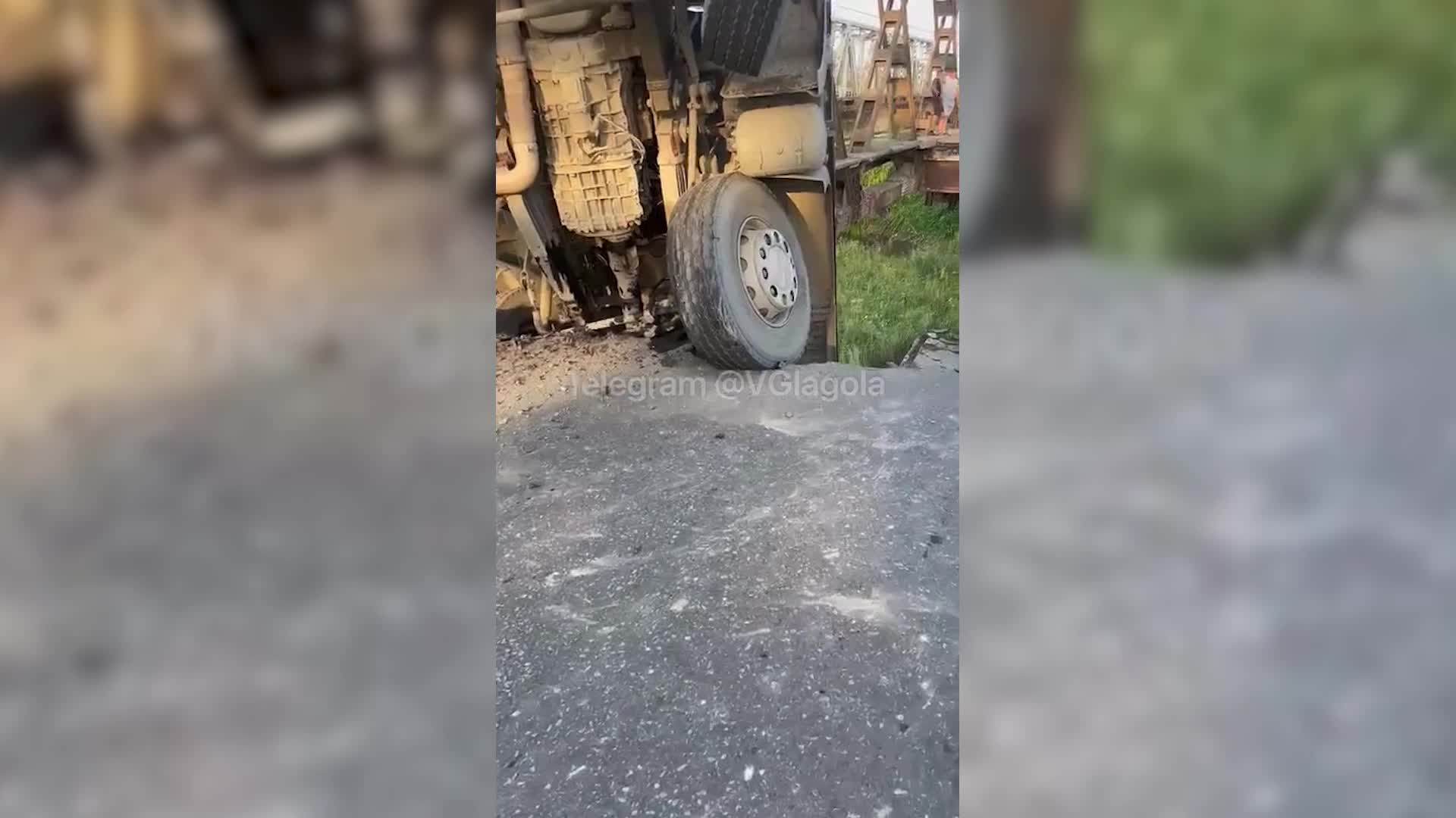 В Закарпатье обвалился мост с машинами, есть пострадавшие (фото, видео) —  УНИАН