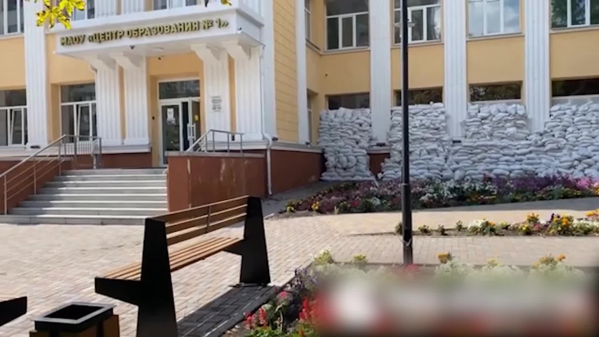 В Белгороде окна первых этажей школ закрывают мешками с песком - видео —  УНИАН