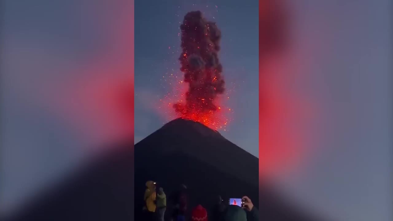 Огненные фонтаны и огромная трещина. В Исландии извергается вулкан: жуткие фото и видео